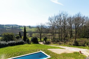 Property grounds - The Ruin of Rions - Swimming pool in the heart of the vineyards (Rions)