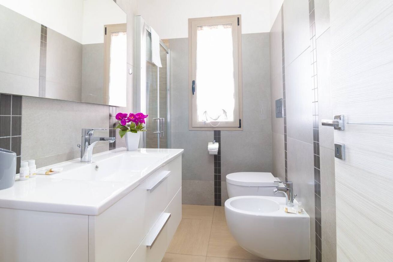 Dusche, Bidet, Handtücher, Shampoo