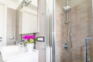 Dusche, Bidet, Handtücher, Shampoo