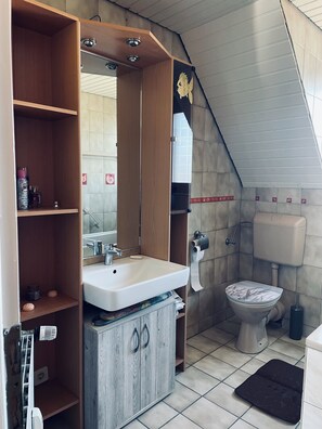 Bathroom - 82 sqm vacation apartment in Oberhausen - near Westfeld Center, Sea Life & Legoland (Oberhausen)