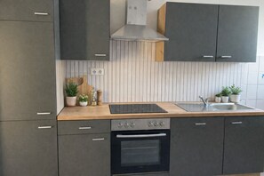 Private kitchen - 82 sqm vacation apartment in Oberhausen - near Westfeld Center, Sea Life & Legoland (Oberhausen)