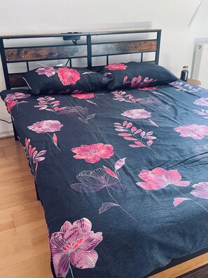 3 bedrooms, iron/ironing board, WiFi, bed sheets - FeWo Oberhausen - booked out quickly, book now! (Oberhausen)