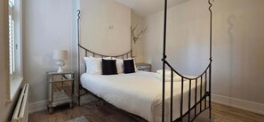 Desk, iron/ironing board, travel cot, free WiFi - Stunning 2-Bed Garden Flat in Fulham (London)