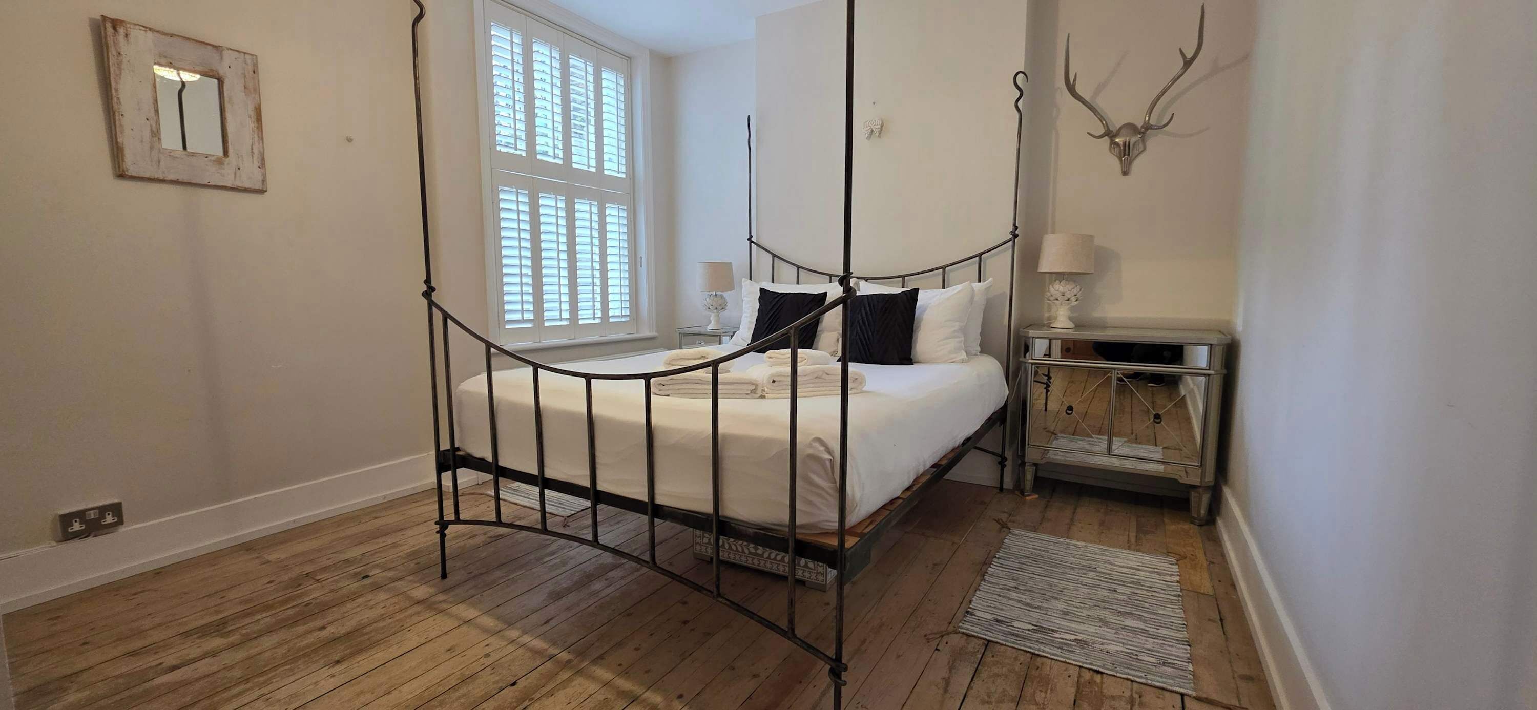 2 slaapkamers, een bureau, een strijkplank/strijkijzer, reisbedje