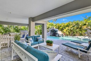 Outdoor dining - Beach & Bay by Beach Boutique Rentals (Bradenton Beach)