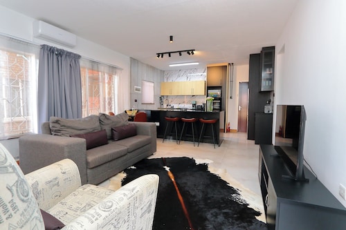 Motswana Suite: Calm & Cozy 2-bedroom stylish apartment