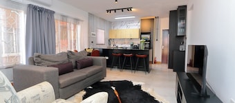 Motswana Suite: Calm & Cozy 2-bedroom stylish apartment