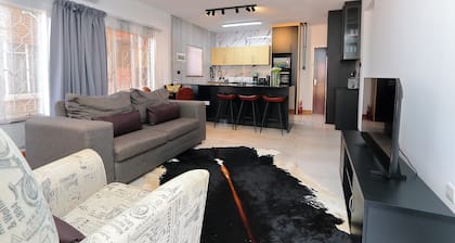 Motswana Suite: Calm & Cozy 2-bedroom stylish apartment