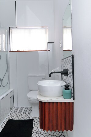 Toallas, jabón, papel de baño 