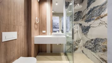 Apartment (B 3.05) | Badkamer | Een douche, een haardroger, handdoeken