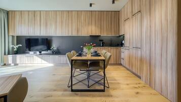 Apartamento, sacada | Opções para refeição no quarto