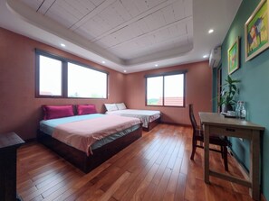 Premium bedding, down duvets, Select Comfort beds, desk - Y Van Cac Homestay (Hoa Lu)