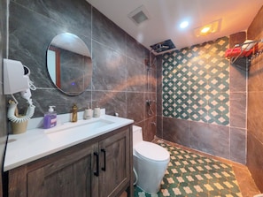Shower, rainfall showerhead, free toiletries, hair dryer - Y Van Cac Homestay (Hoa Lu)