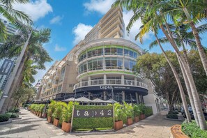 Exterior - Family 2BR · BBQ & Pool · 25min Miami Stadium (Miami)