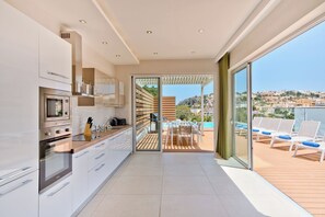 Fridge, oven, dishwasher, highchair - Extraordinary Villa With Private Pool & Steamsauna (Mellieha)