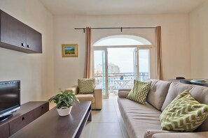 TV - St Julian's Coastline Apartment + Sea View Balcony (St. Julian's)