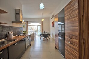 Fridge, oven, dishwasher, high chair - St Julian's Coastline Apartment + Sea View Balcony (St. Julian's)