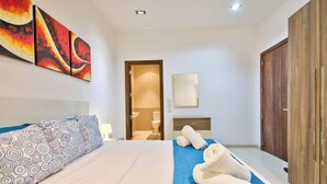 Una habitación de hotel con cama, baño y armario.