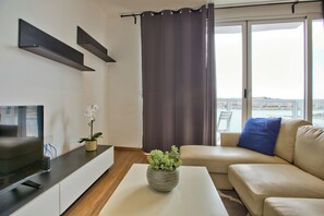 TV - Central Sunny Apartment + Views of Valletta City (Sliema)