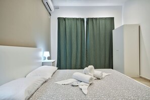 3 bedrooms, iron/ironing board, free cots/infant beds, bed sheets - Central Flat With Traditional Maltese Balcony (Gzira)