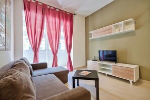 TV - Central Flat With Traditional Maltese Balcony (Gzira)