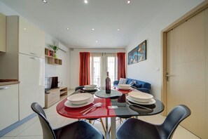 In-room dining - Exclusive Holiday Flat Steps to the Sliema Shops (Sliema)