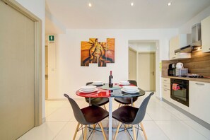 In-room dining - Exclusive Holiday Flat Steps to the Sliema Shops (Sliema)