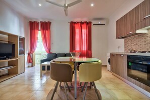In-room dining - Delightful Apartment With Traditional Balcony (Sliema)