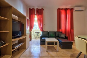 TV - Delightful Apartment With Traditional Balcony (Sliema)