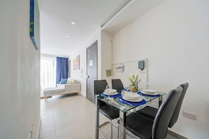 In-room dining - Stunning Penthouse Apartment With Private Terrace (Gzira)
