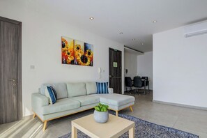 TV - Stunning Penthouse Apartment With Private Terrace (Gzira)