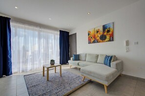 TV - Stunning Penthouse Apartment With Private Terrace (Gzira)