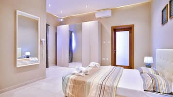 Hồ bơi trong nhà, ghế dài tắm nắng