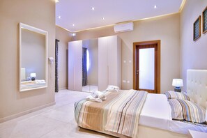 Piscine couverte, chaises longues