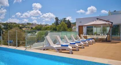 Sophisticated Grand Villa With Gym and Games Room