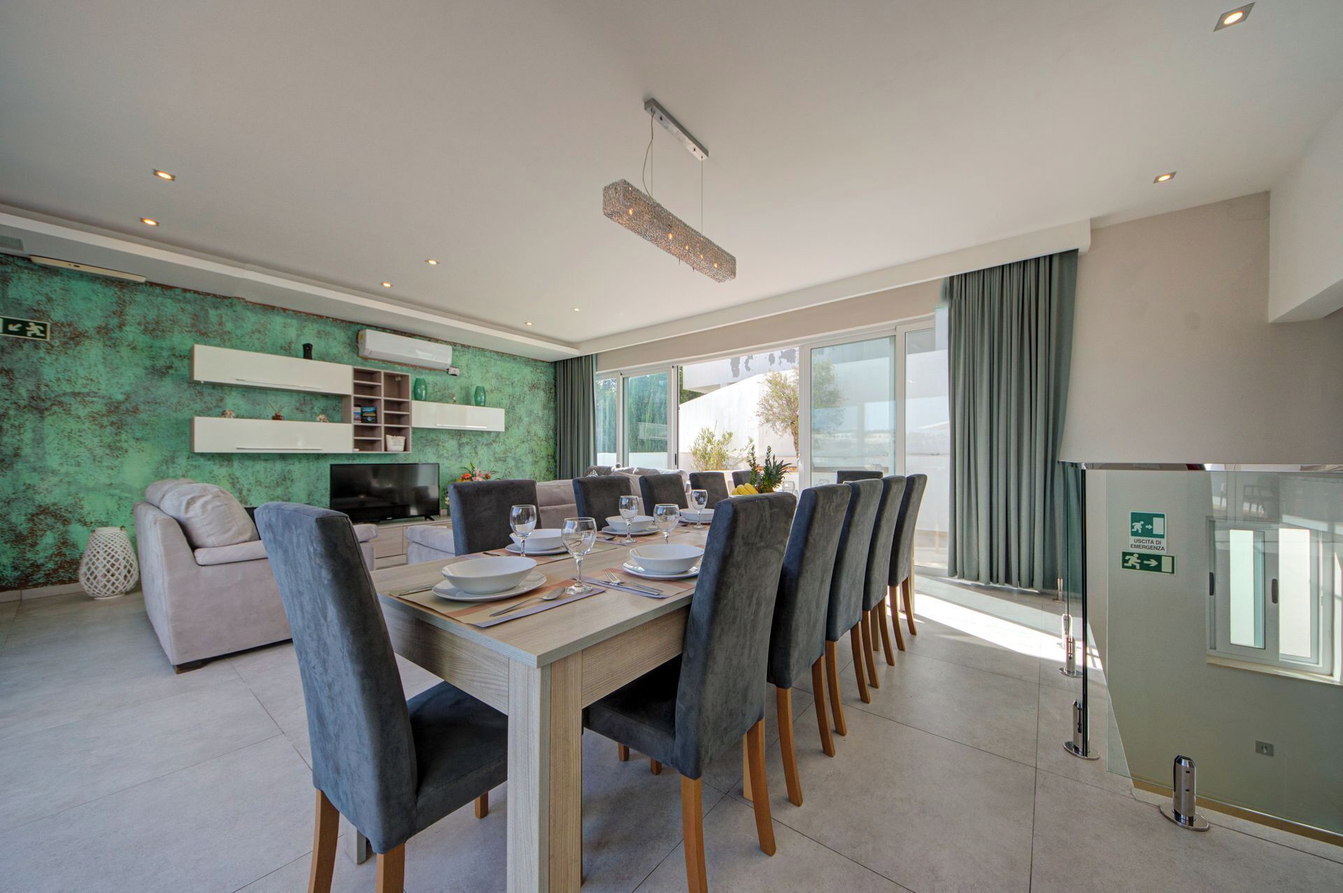 Makan di kamar