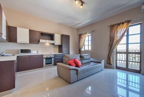 TV - Spacious Light Filled Apartment With Balcony (Sliema)