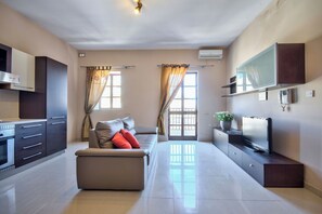 TV - Spacious Light Filled Apartment With Balcony (Sliema)