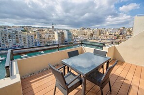 Balcony - Fantastic Seafront Apartment With Sundeck Terrace (St. Julian's)