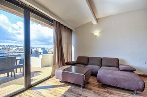 TV - Fantastic Seafront Apartment With Sundeck Terrace (St. Julian's)