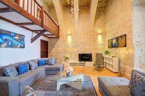 Living area - Enchanting Stone Villa With Pool and Jacuzzi (Valletta)