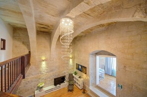 Living area - Enchanting Stone Villa With Pool and Jacuzzi (Valletta)