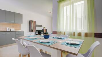 Apartment (3 Bedrooms) | In-room dining
