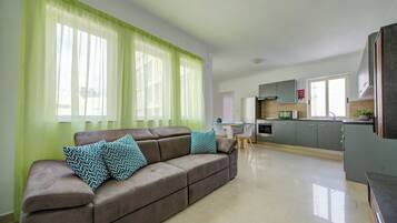 Apartment (3 Bedrooms) | Living area