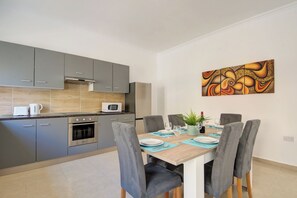 In-room dining - Magnificent Minimal Apartment Close to Attractions (St. Julian's)