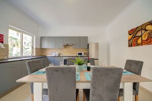In-room dining - Magnificent Minimal Apartment Close to Attractions (St. Julian's)