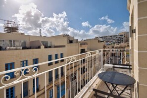 Apartment (3 Bedrooms) | Balcony - Amazing Airy Apartment Surrounded by All Amenities (Gzira)