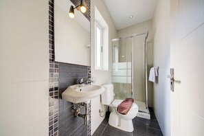 Bathroom - Sliema Sunny 3-bedroom Penthouse With Jacuzzi (Sliema)