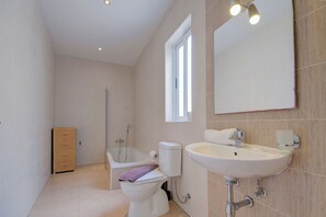 Bathroom - Sliema Sunny 3-bedroom Penthouse With Jacuzzi (Sliema)