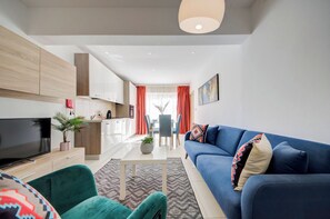 TV - Sliema Sunny 3-bedroom Penthouse With Jacuzzi (Sliema)